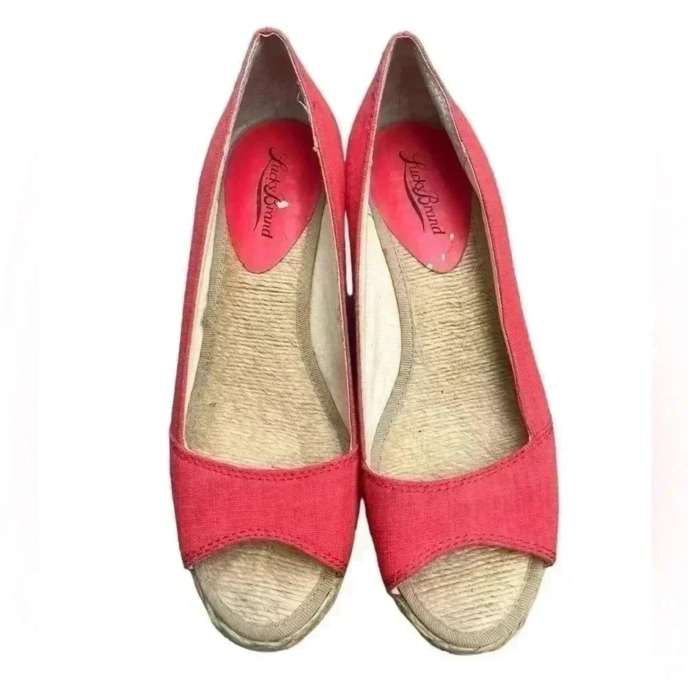 Lucky Brand Wedge Heel Shoe in size 7. Gorgeous coral color with peek-a-boo toe - Picture 4 of 7